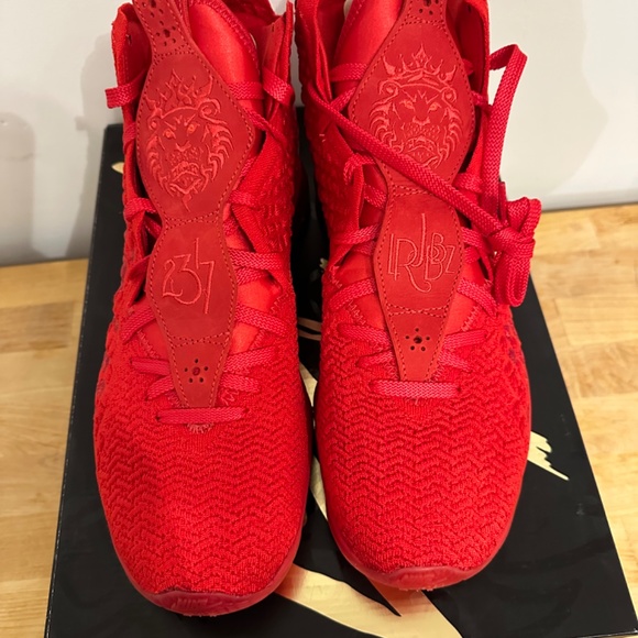 Lebron 17 Red Carpet - Picture 2 of 5